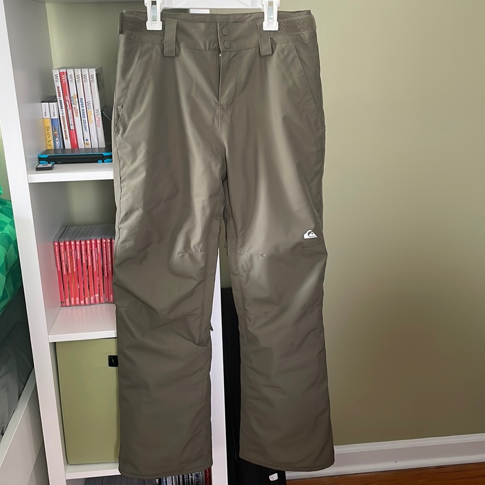 Pre owned snow pants in pristine condition.